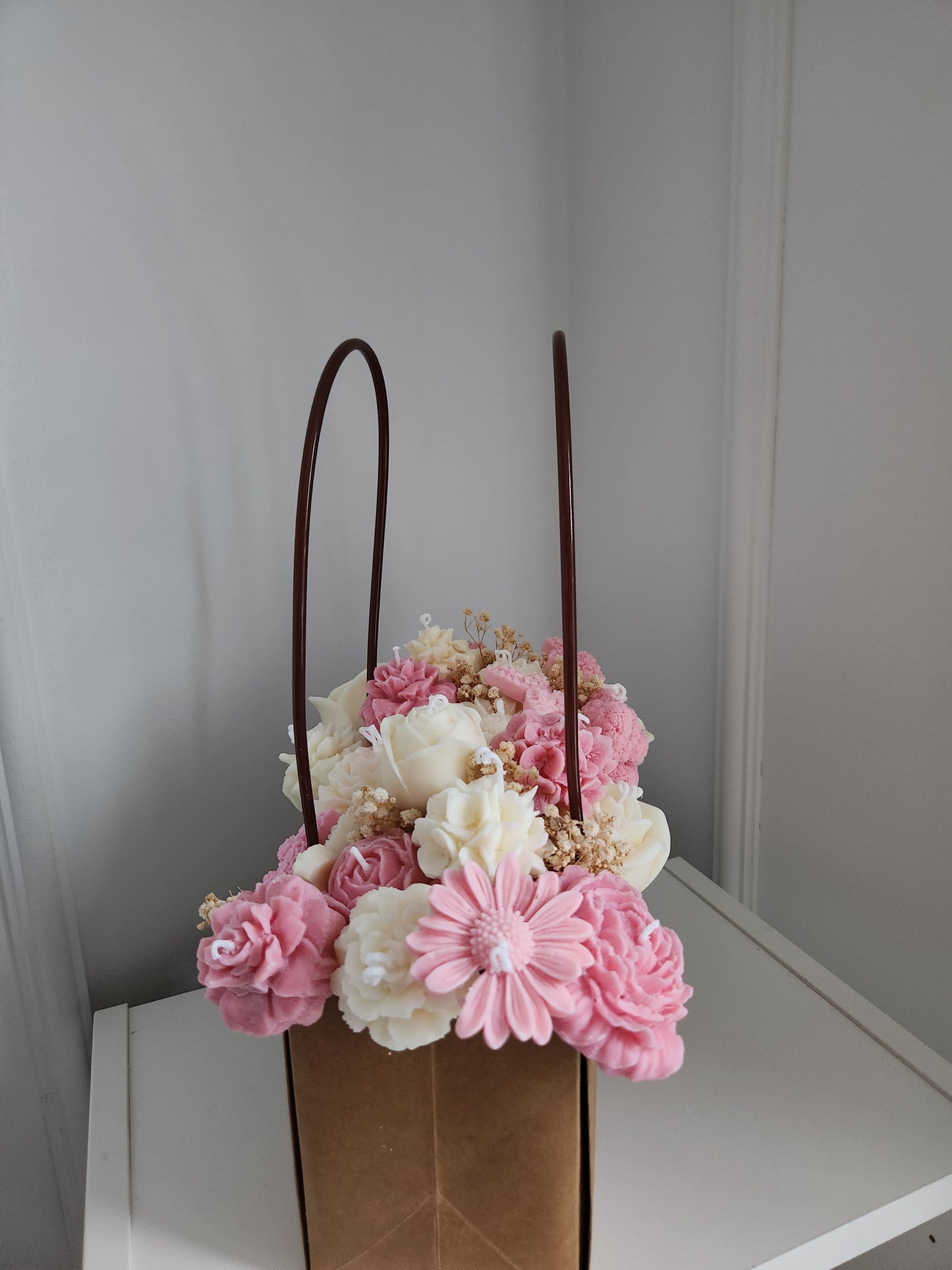 Sac de bougies en arrangement floral
